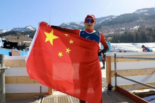 开云体育-米兰冬残奥会首个比赛日，国歌响彻意大利泰塞罗越野滑雪体育场｜米兰冬残奥会特别报道